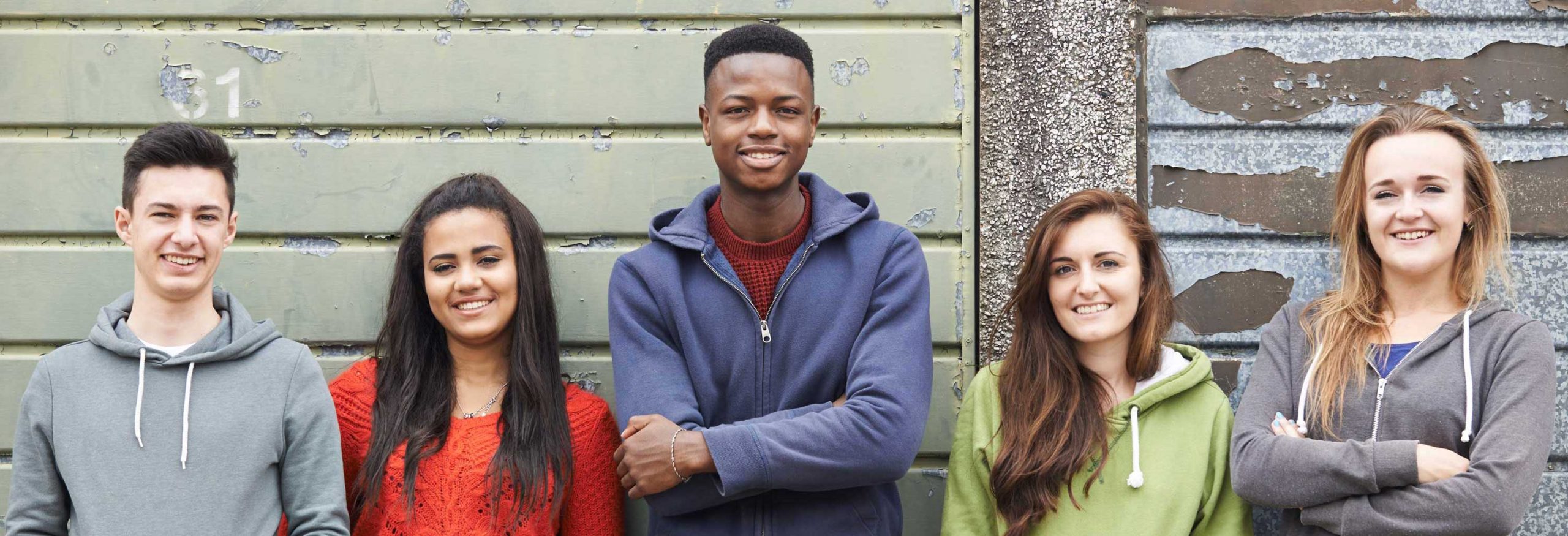 balance-bg3 Eine Gruppe von fünf Jugendlichen schaut freundlich in die Kamera.